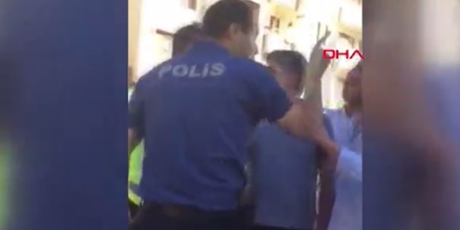 Polisler ile vatandaş arasında tekme tokat kavga