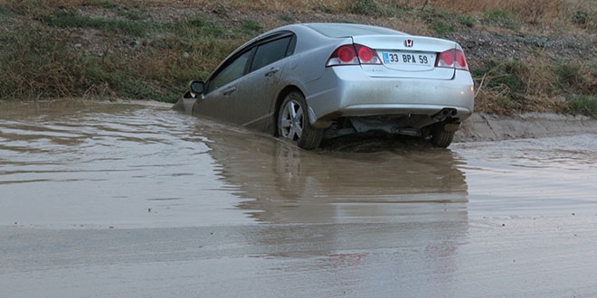 Hatay'da sağanak taşkına neden oldu