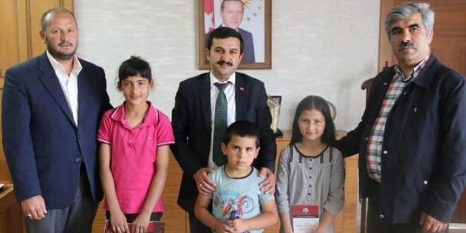 Buldukları 10 lirayı camiye bırakan çocuklara ödül