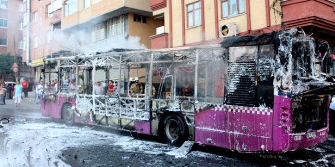 Gaziosmanpaşa'da halk otobüsü alev alev yandı