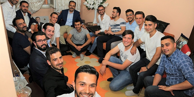 Belediye başkanı, öğrencileri çay davetini geri çevirmedi