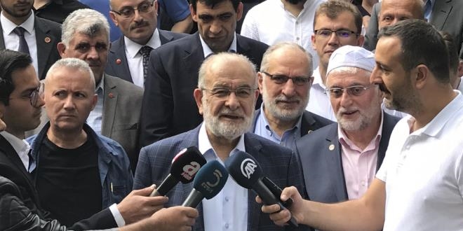 Karamollaoğlu, bayram namazını Ankara'da kıldı