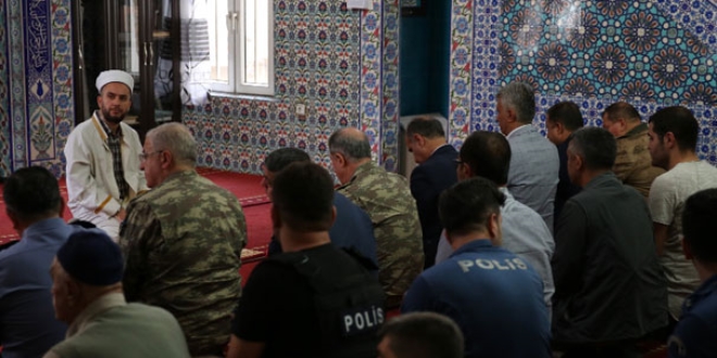 Komuta kademesi salavatlar eşliğinde bayramlaştı