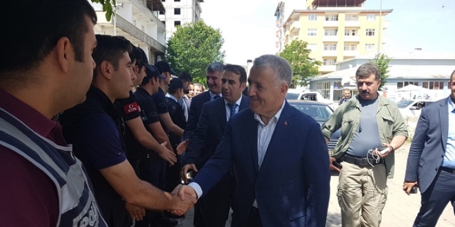 Bakan Arslan hem�ehrileriyle bayramla�t�