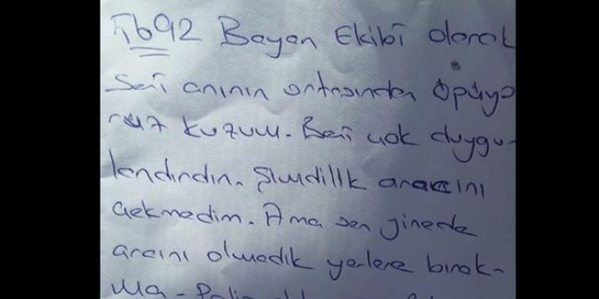 Aracın arkasındaki yazı, aracı çekilmekten kurtardı!