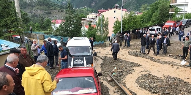 Sel topra�� k�ye ta��d�, ara�lar hasar g�rd�