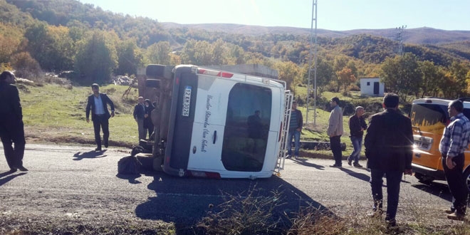 Bingöl'de yolcu minibüsü devrildi: 14 yaralı