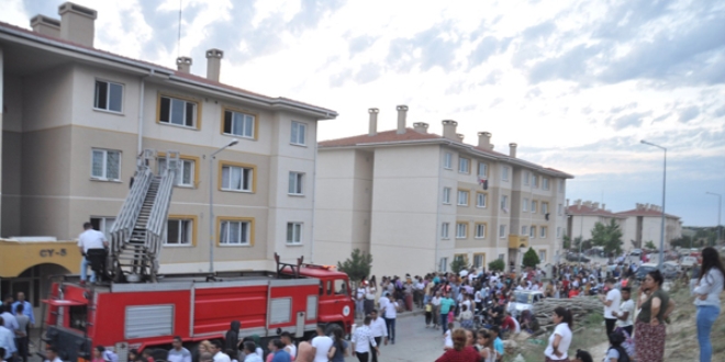 Binada çıkan yangında dumandan 30 kişi hastanelik oldu