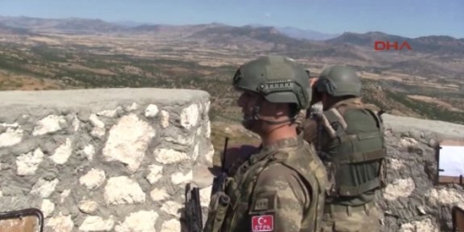 Vali Ustaoğlu, üs bölgelerindeki Mehmetçik'le bayramlaştı