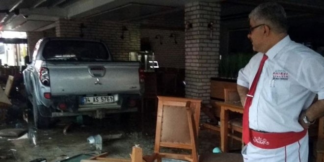 Sakarya'da kamyonet restorana daldı: 8 yaralı