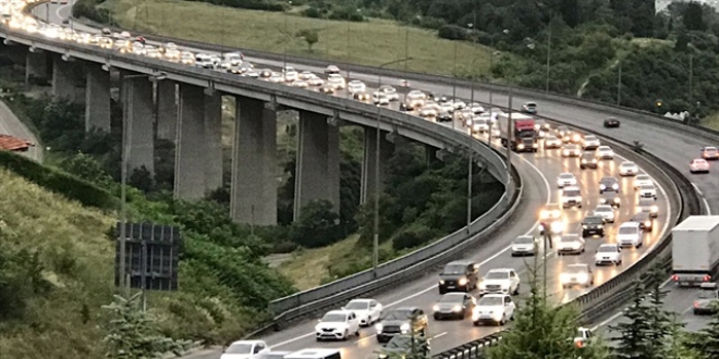 İstanbul'a dönüş trafiği başladı