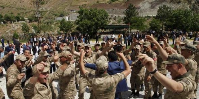 Köylülerden jandarma karakoluna zurnalı bayram ziyareti