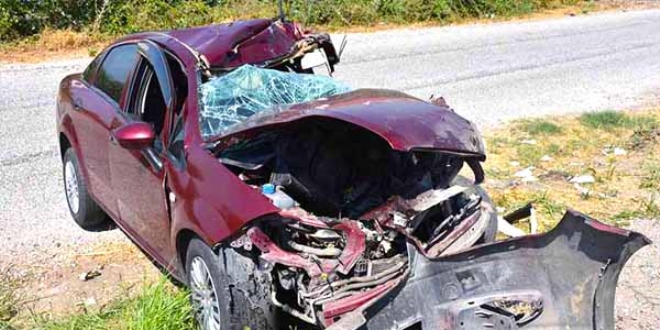 Ayd�n'da otomobil kamyona �arpt�: 9 yaral�