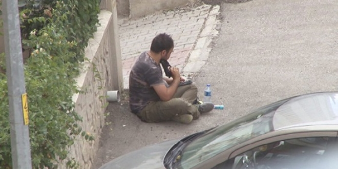Oğlunu uzun süredir göremeyen baba kafasına silah dayadı