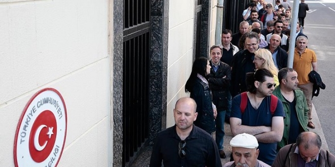 Bayramın ilk günü yurt dışında 105 binden fazla oy kullanıldı