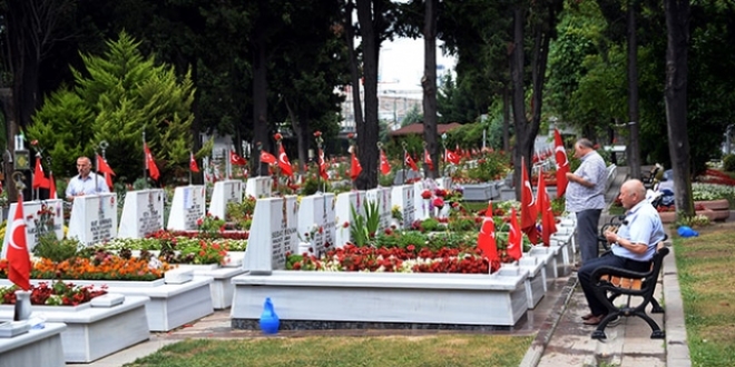 Edirnekapı Şehitliğinde buruk babalar günü