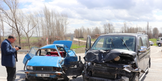 Kütahya'da minibüsle otomobil çarpıştı: 10 yaralı