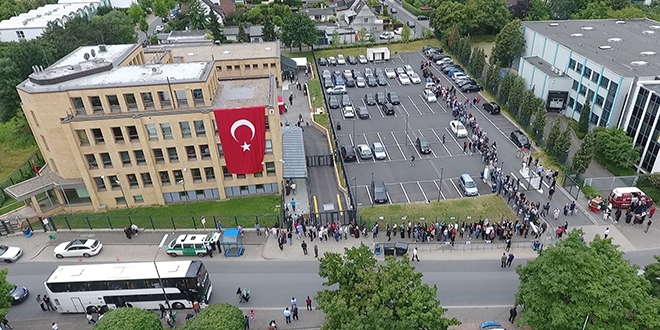 Almanya'da seçim sandıklarında uzun kuyruklar