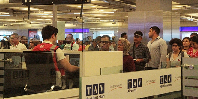 Atatürk Havalimanı'nda bayram dönüşü yoğunluğu