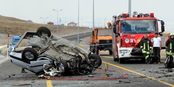 Kayseri'de trafik kazas�: 1 �l�, 9 yaral�