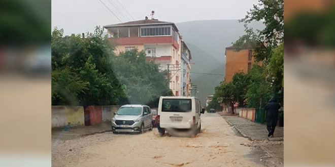 Sinop'ta sağanak yağmur hayatı olumsuz etkiledi