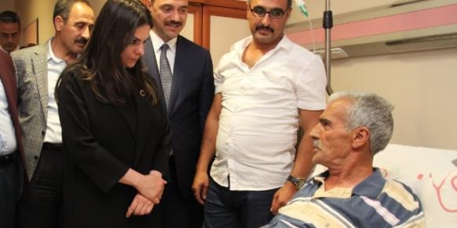 Bakan Sarıeroğlu, kaza geçiren şehit babasını ziyaret etti