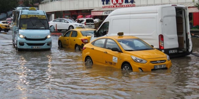İstanbul'da 15 dakika yağan yağmur yolları göle çevirdi