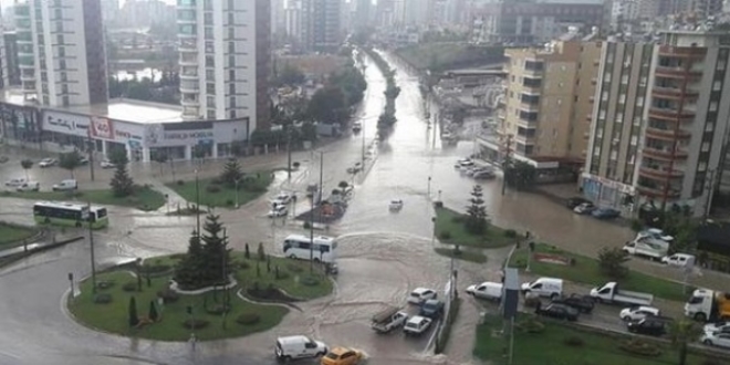 Adana'da şiddetli yağmur evleri sular altında bıraktı