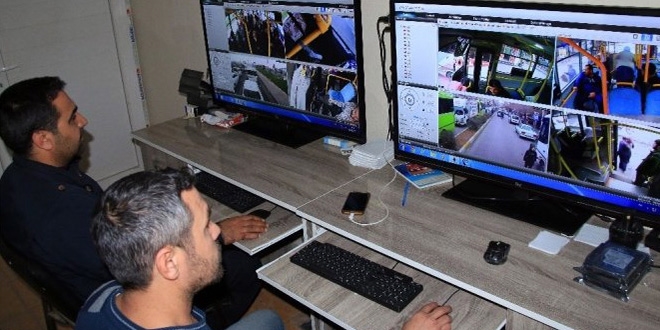 Halk otobüsü şoförü denetmenini bıçakla kovaladı