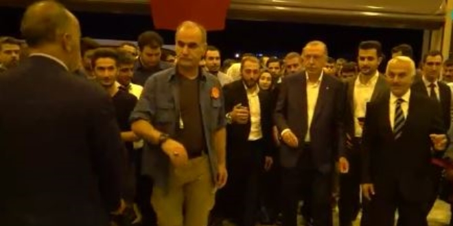 Erdo�an, sosyal medyada gen�lerin sorular�n� cevaplad�