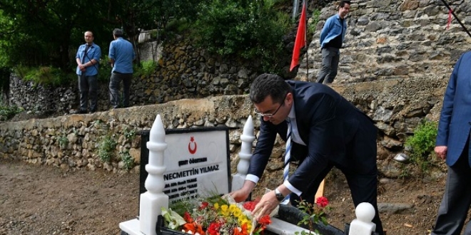 Vali Memiş, şehit öğretmenin kabrini ziyaret etti