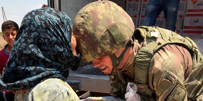 Yaşlı kadın, Mehmetçiği kaskından öptü!