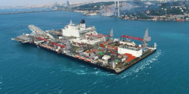 Dünyanın en büyük inşaat gemisi Boğaz'dan geçecek