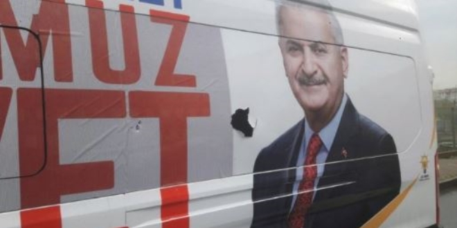 Küçükcekmece'de AK Parti seçim aracına ateş açıldı