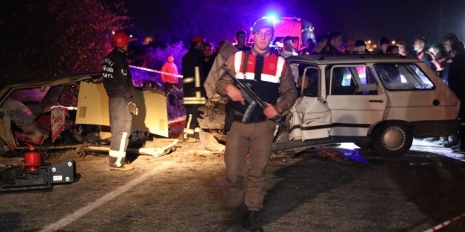 Denizli'de iki otomobil �arp��t�: 11 yaral�