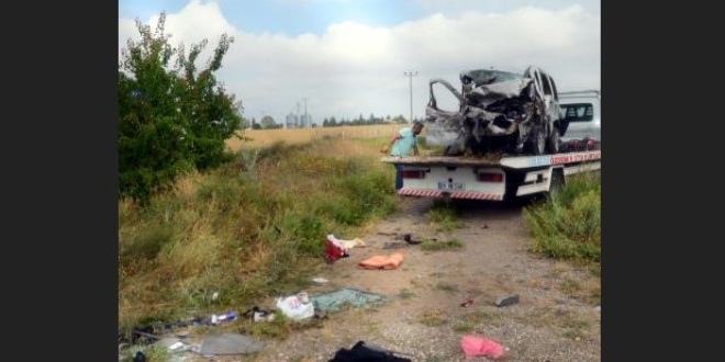 Trafik kazasında aynı aileden 5 kişi öldü