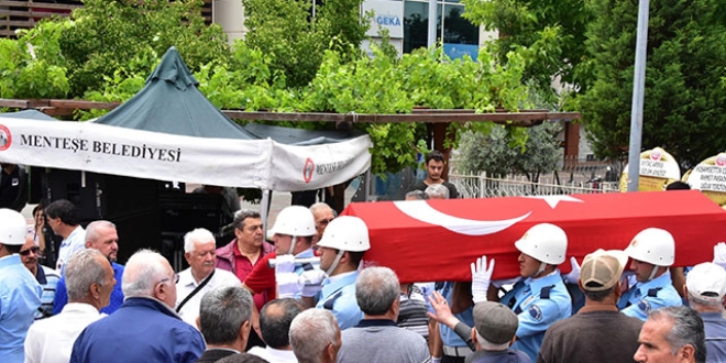 Eski Bakan Kara�z, Mu�la'da topra�a verildi