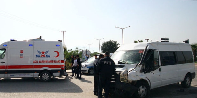 Adana'da otomobil ile minib�s �arp��t�: 7 yaral�