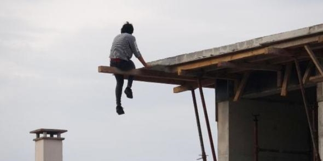 Gen� k�z�n intihar giri�imini �ekirdek �itleyerek izlediler