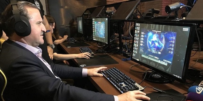 Bakan Bak LoL oynadı: Hep merak ediyordum