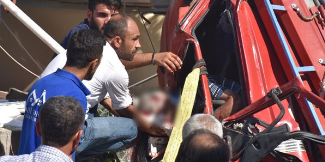 Freni patlayan kamyon mescide dald�, 3 �l� 2 yaral�