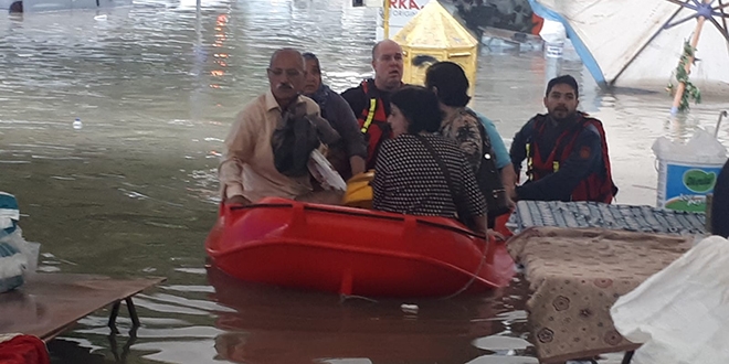 Ba�kent'te mahsur kalanlar botla kurtar�ld�