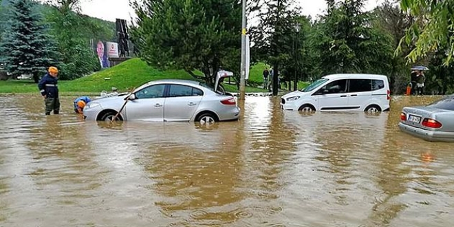 Ankara'da bazı ev ve iş yerlerini su bastı