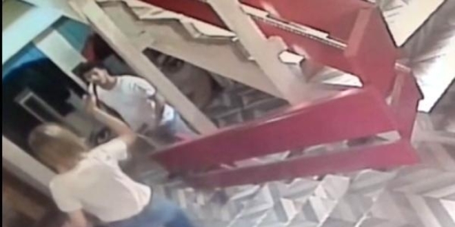 Sevgilisinden ayr�lan gen� k�z kendini b��aklad�, a��r yaraland�