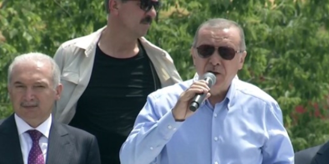 Erdoğan: Memurlara tekme tokat mı gireceksin?