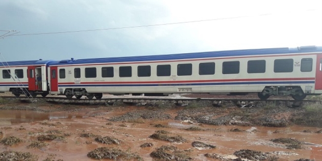 K�r�kkale'de sel, tren seferlerini vurdu