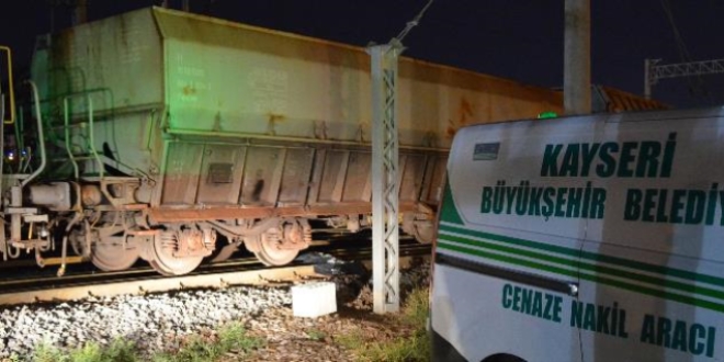 Manevra yapan tren işçilere çarptı: 1 ölü, 1 yaralı