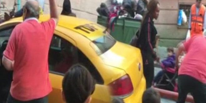Trafi�e k�zan taksici turist kad�n� b�yle d��ar� att�