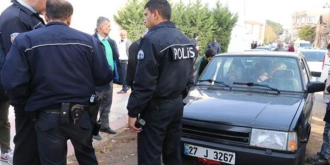 Kavgaya müdahale etmek isteyen polis bıçaklandı