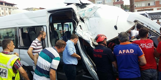 Yolcu minib�s� ��p kamyonuna �arpt�: 10 yaral�